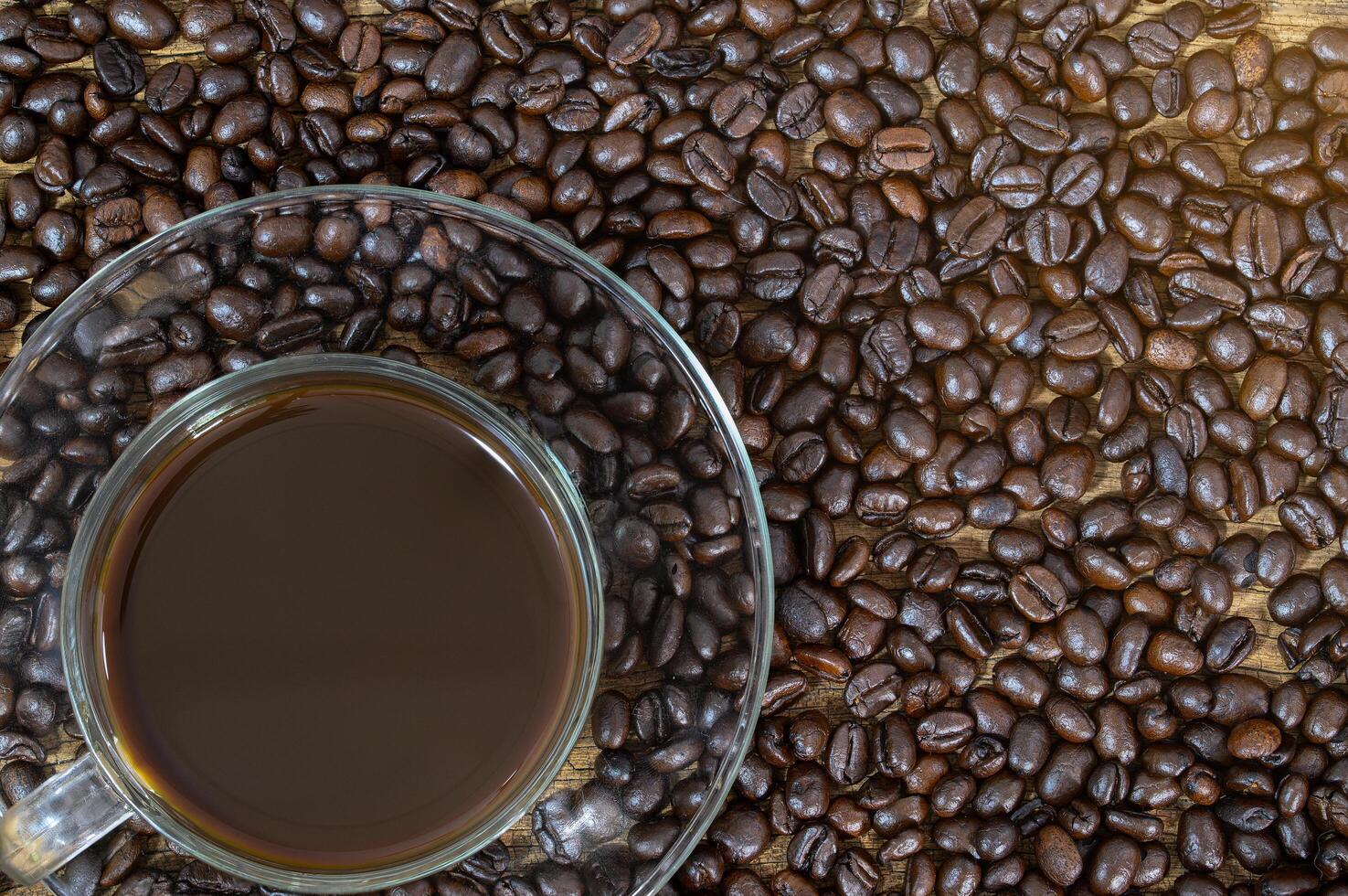 tazza di caffè sui chicchi di caffè foto