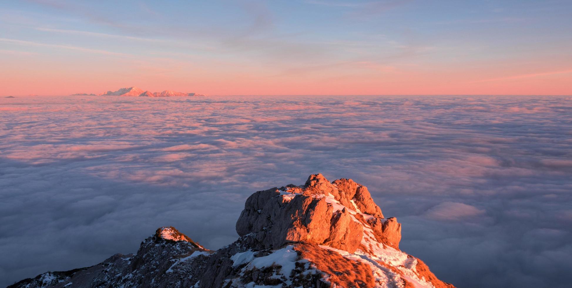 tramonto sopra le nuvole foto