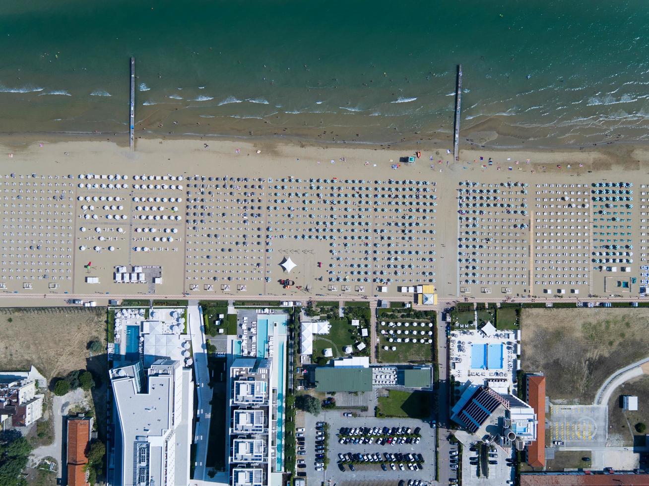 fotografia a volo d'uccello di edifici vicino al mare foto