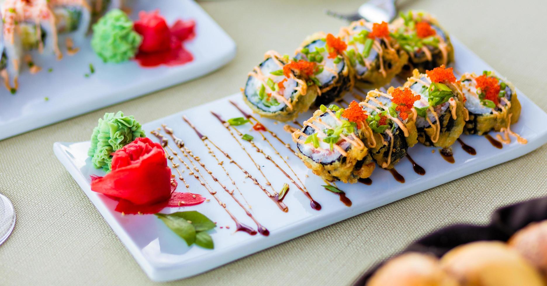 rotoli di sushi colorati con salmone foto