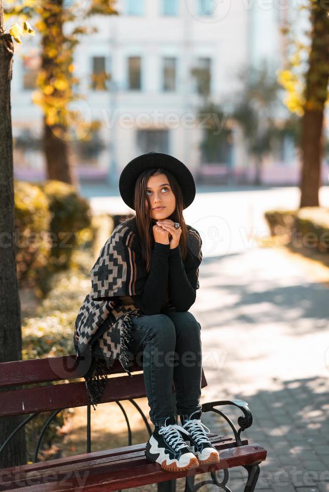 giovane donna su un' panchina nel il autunno parco foto