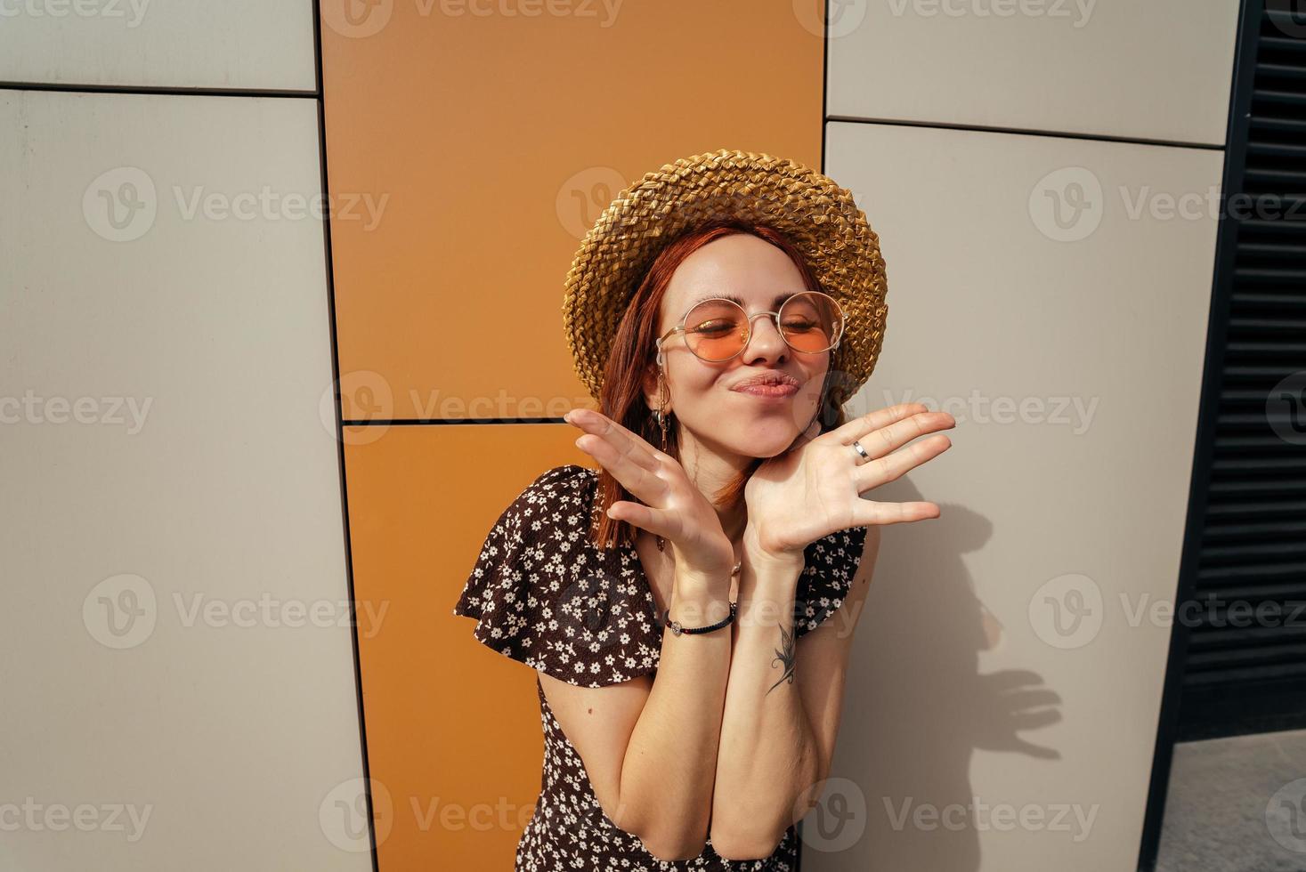 carino giovane donna ridendo a il telecamera foto