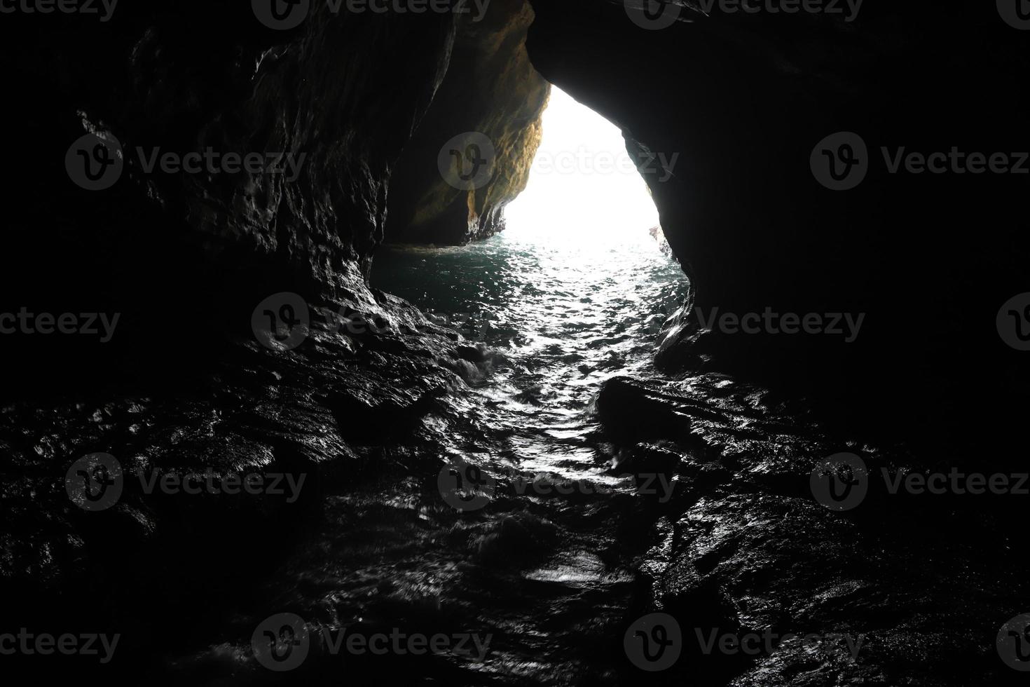 grotte nel il gesso scogliere su il sponde di il mediterraneo mare. foto