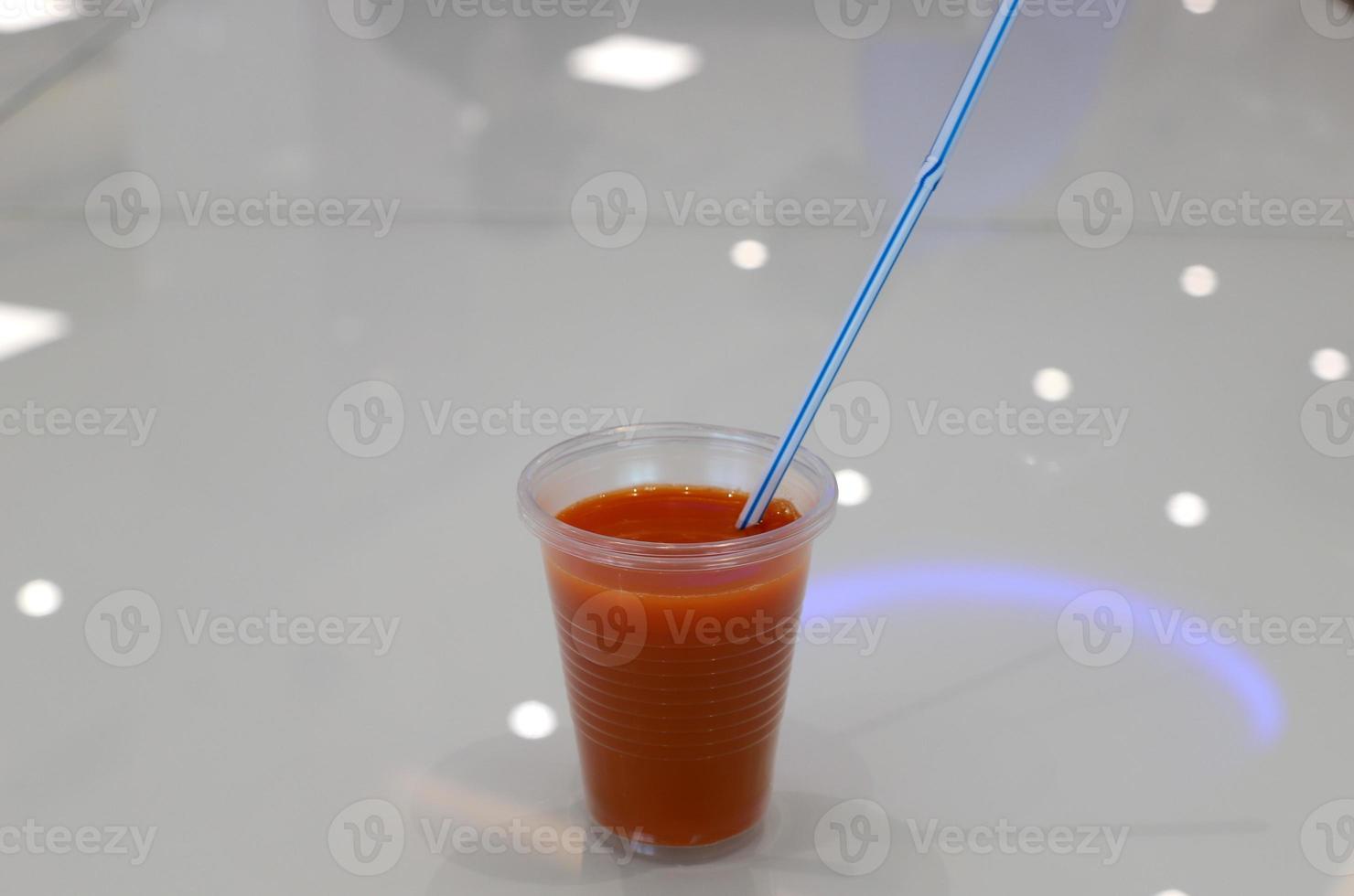 un' non alcolico morbido bevanda è versato in un' bicchiere. foto