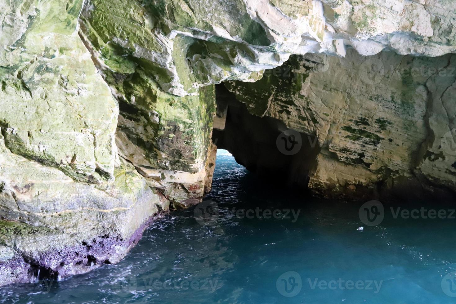 grotte nel il gesso scogliere su il sponde di il mediterraneo mare. foto