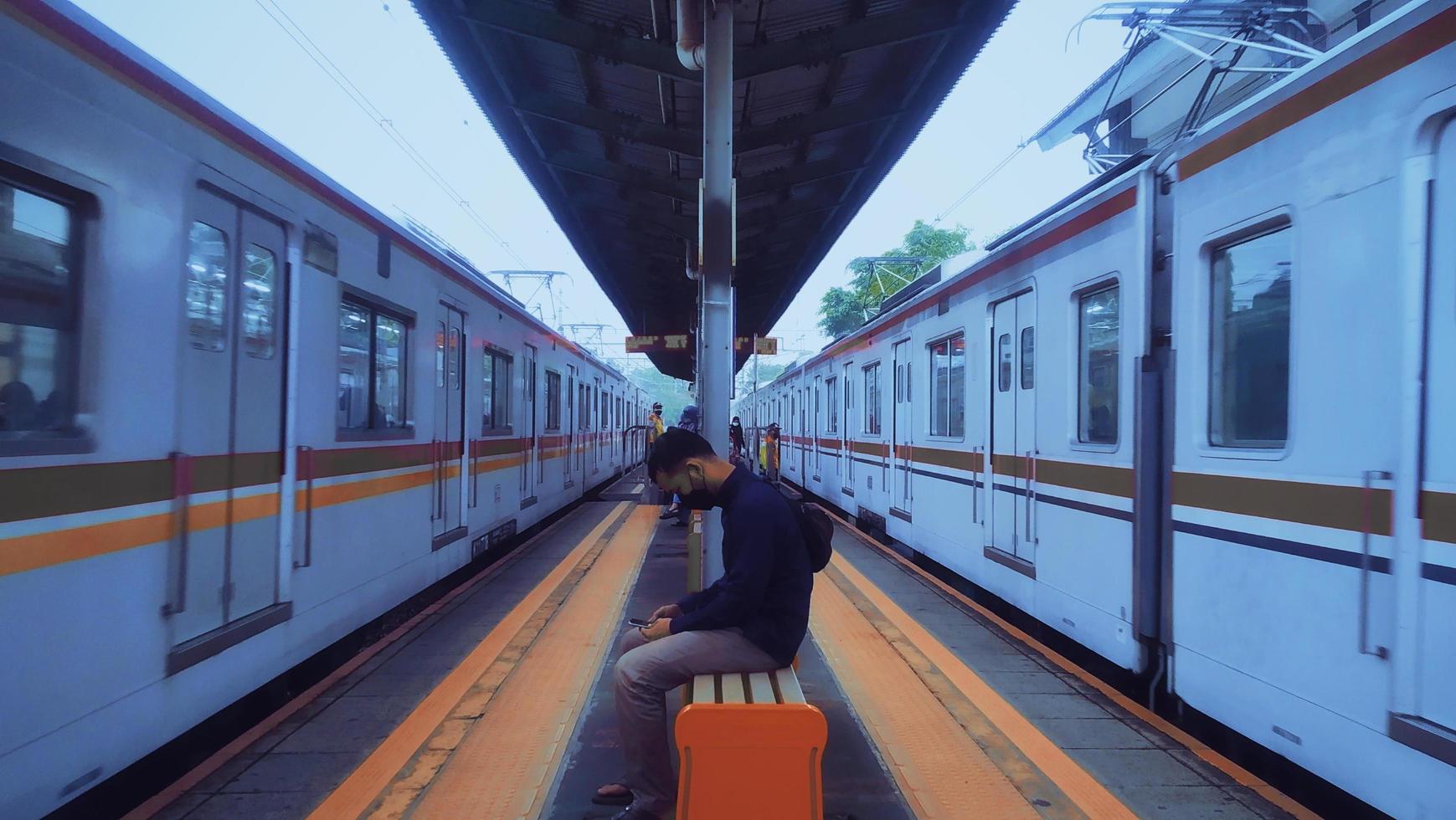 persone in attesa per un' treno a bogor stazione, Indonesia foto