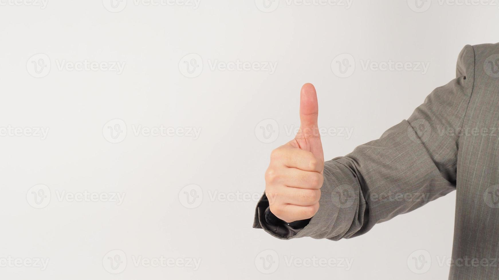 il mano è fare piace mano cartello nel un' grigio completo da uomo su bianca sfondo. studio tiro. foto