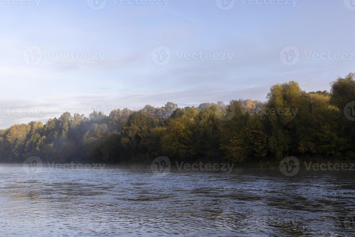 mattina nebbiosa sul fiume foto