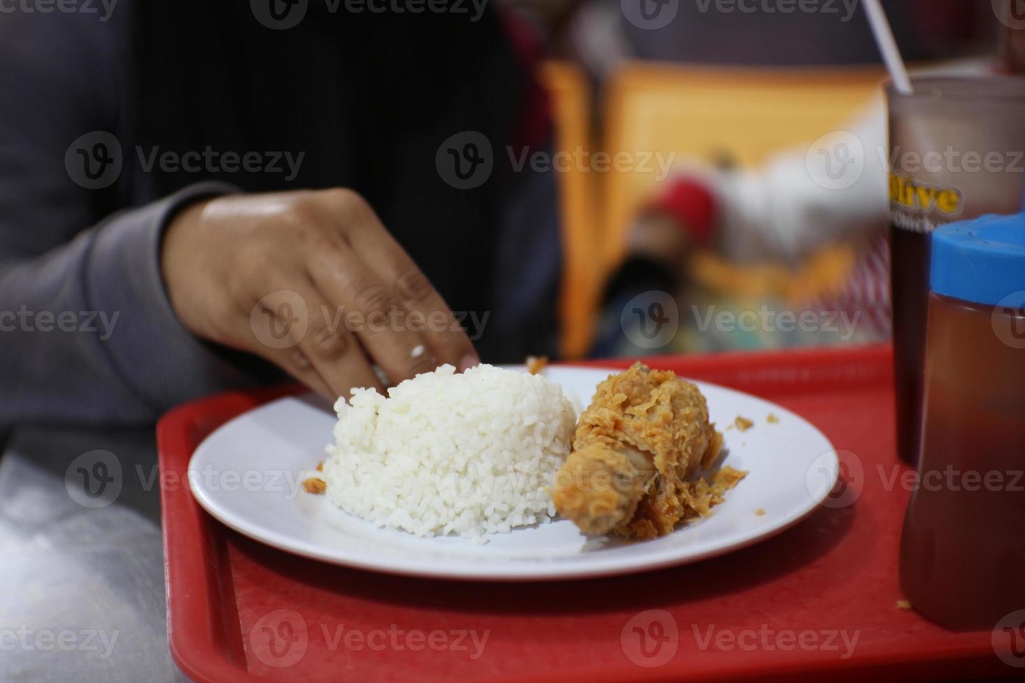 croccante fritte pollo mangiato su il individuare per cena foto