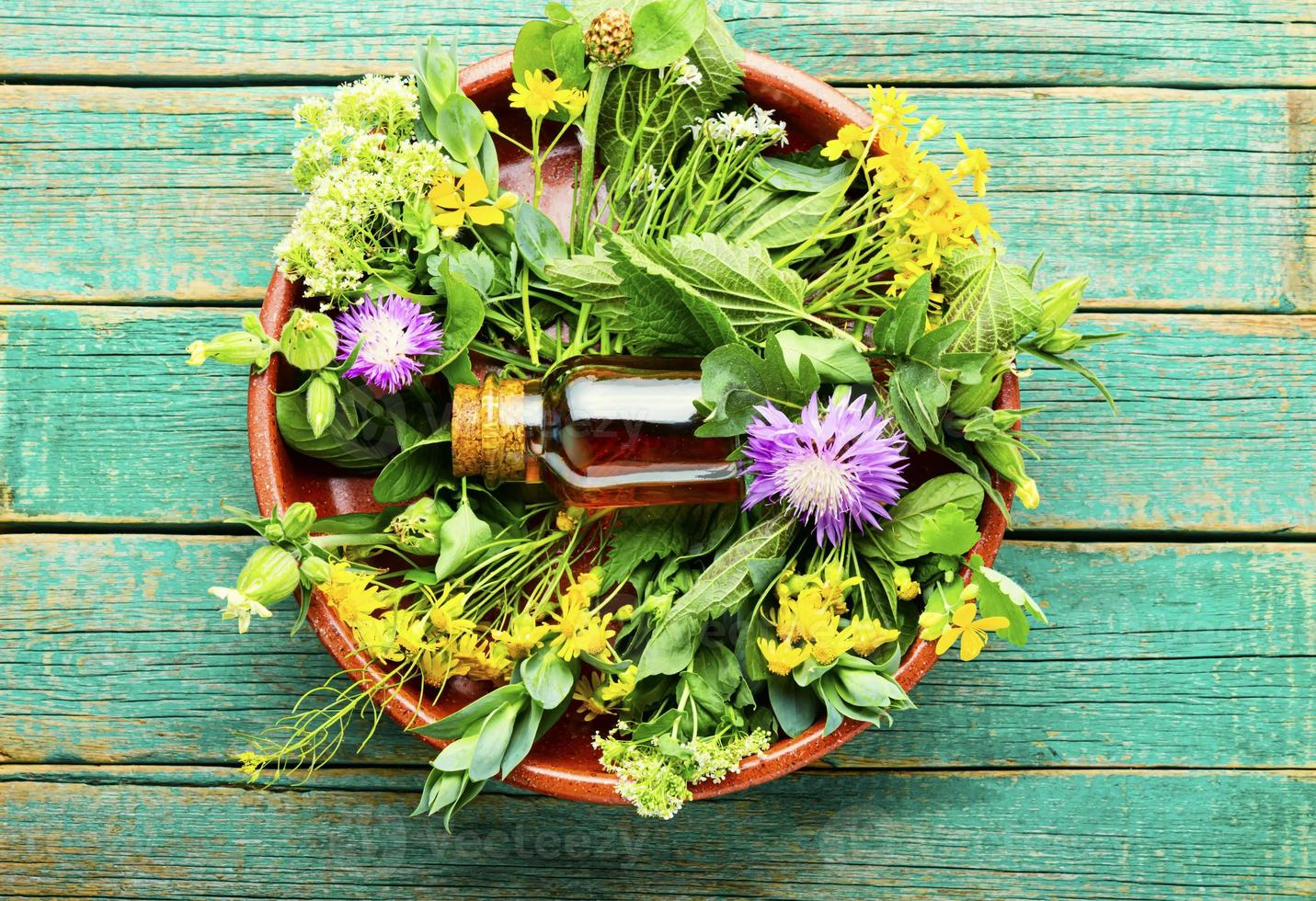 naturale medicina, fresco erbe aromatiche su di legno tavolo foto