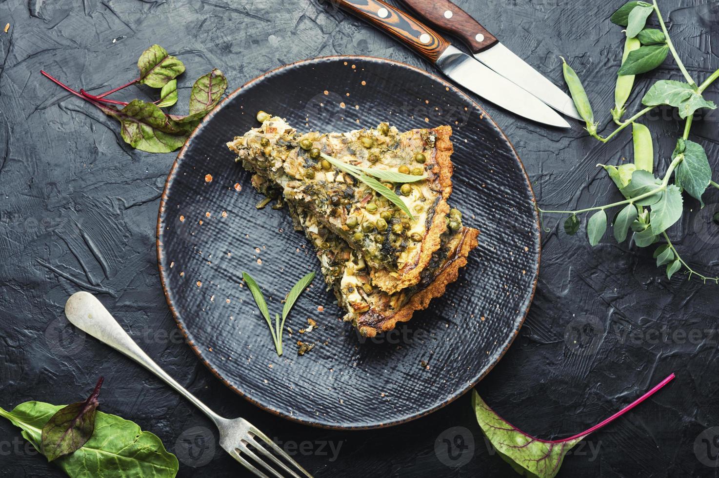 Aperto torta con erbe aromatiche e piselli foto