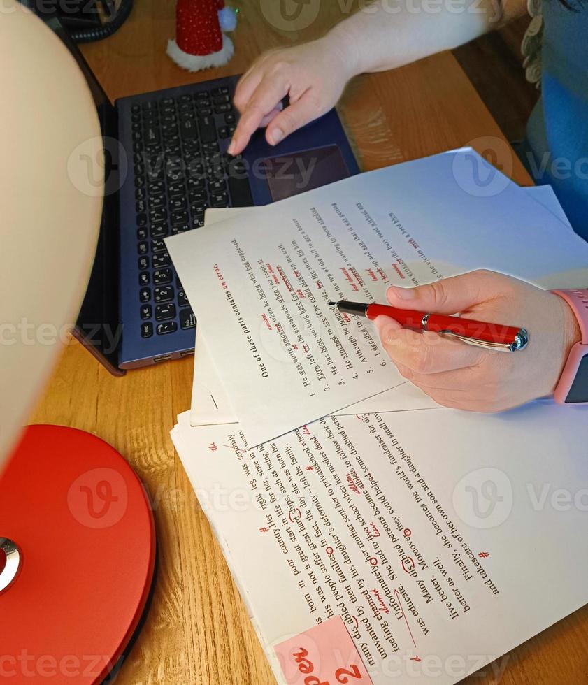 lavoro d'ufficio per correzione di bozze su di legno tavolo foto