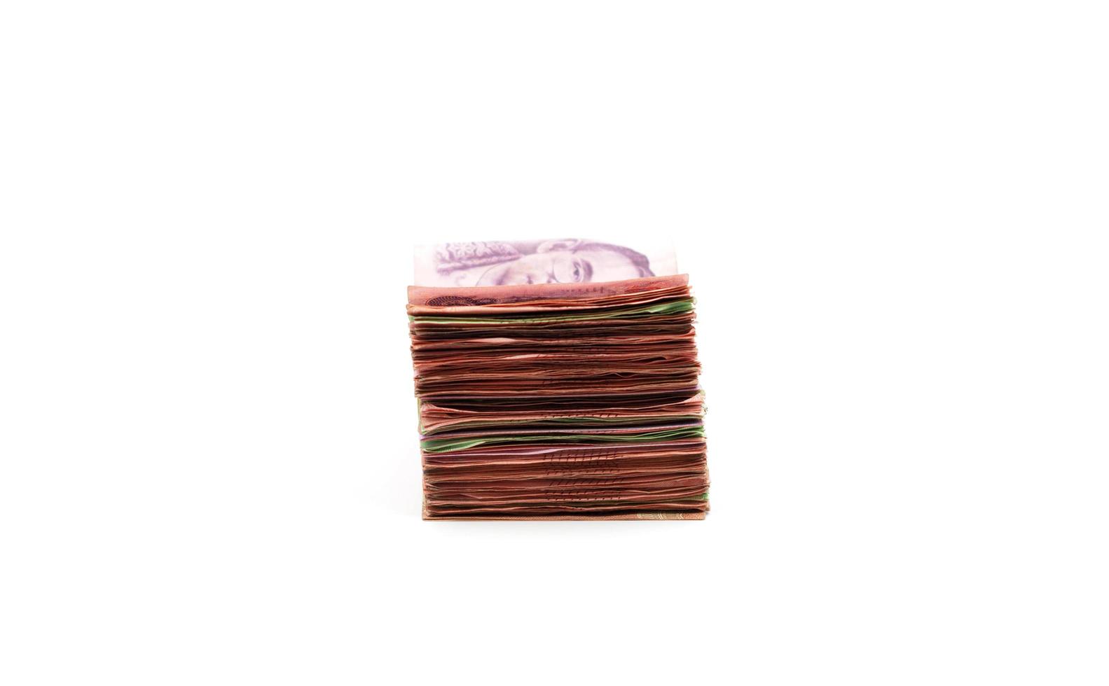 isolato lotto di tailandese banconote su bianca foto