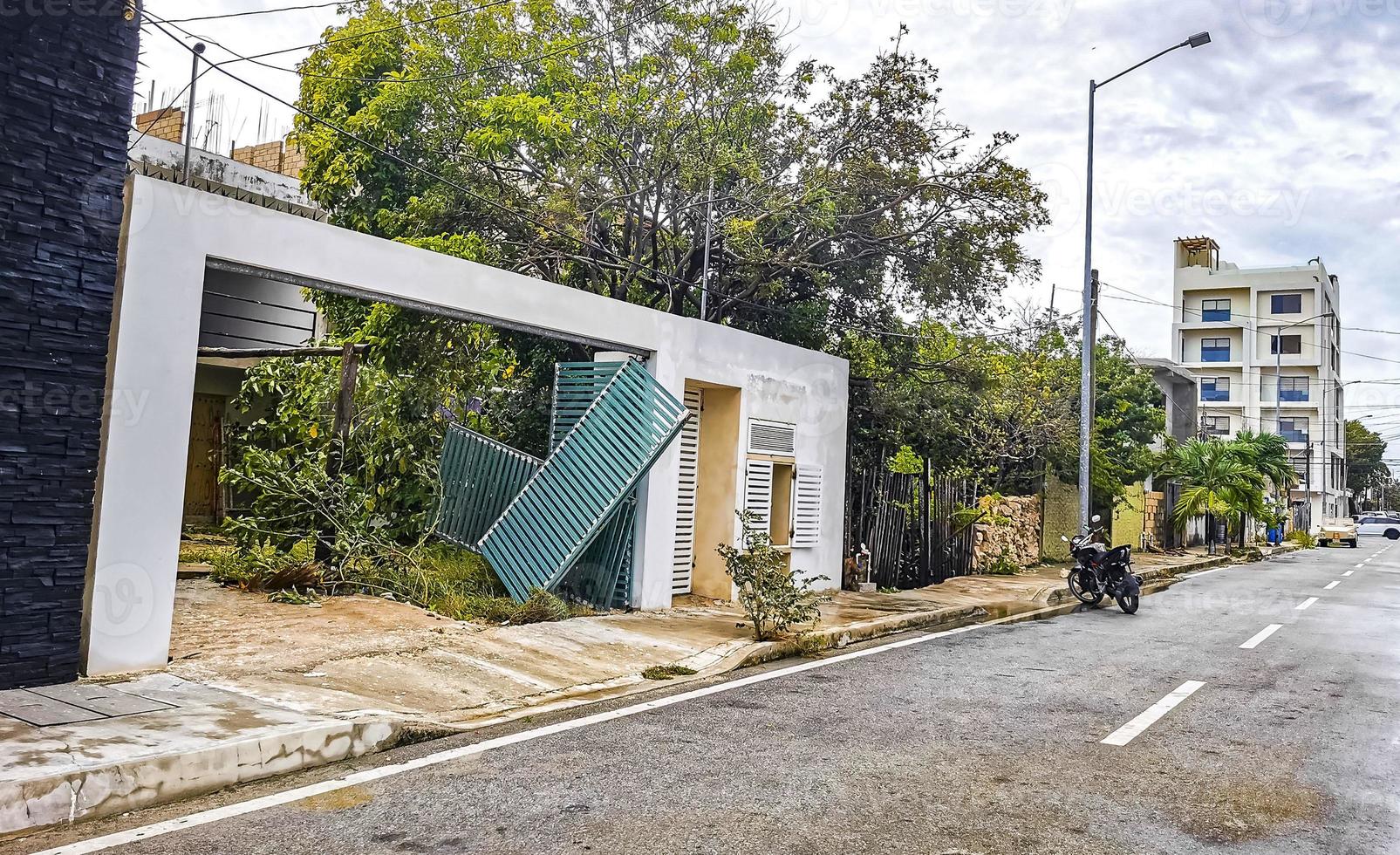 uragano 2021 playa del Carmen Messico distruzione devastazione rotto alberi. foto