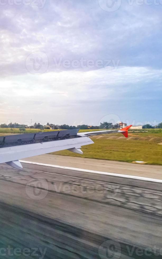 aereo atterraggio su costa puerto escondido Visualizza a partire dal finestra Messico. foto