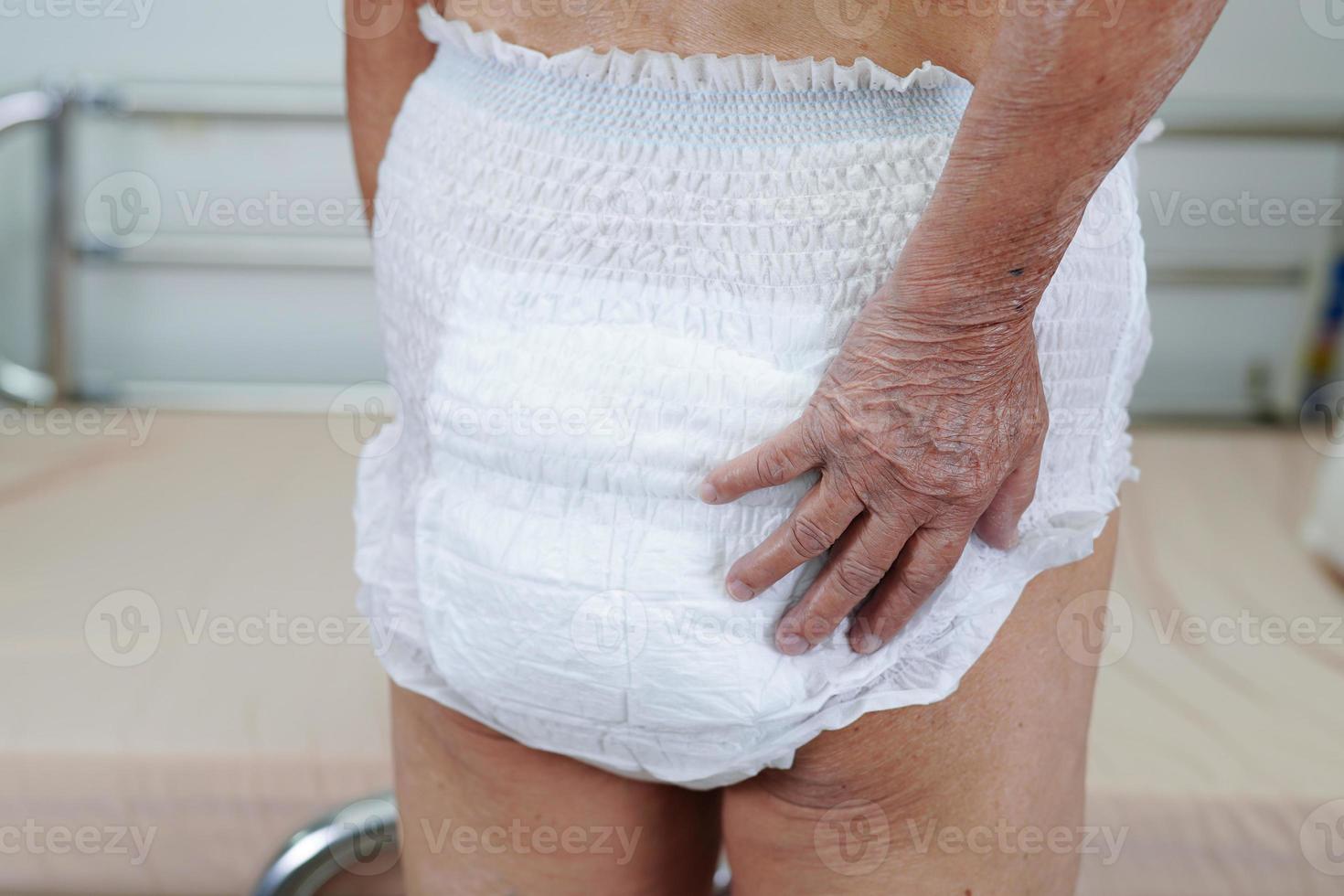 paziente asiatico anziano donna anziana che indossa un pannolino per incontinenza per adulti in ospedale. foto
