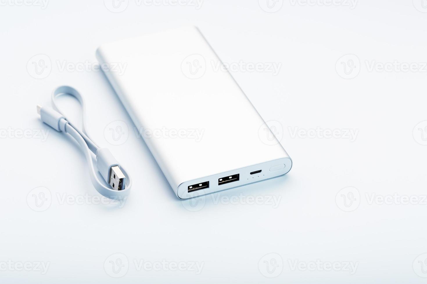 energia banca per ricarica il tuo smartphone su un' bianca sfondo. universale esterno batteria per gadget gratuito spazio e minimalista composizione. foto