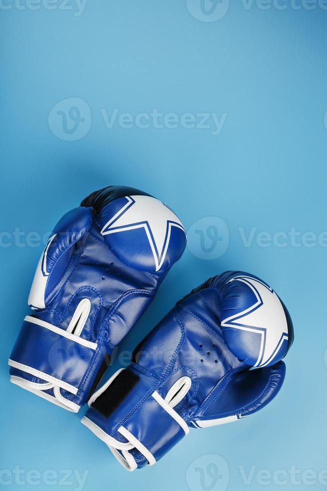un' paio di boxe blu guanti di fronte ogni altro su un' blu sfondo. foto