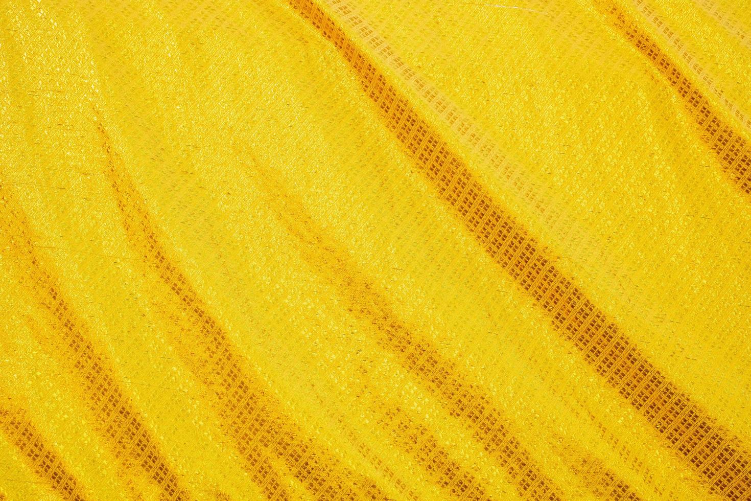 giallo letto biancheria pendenza struttura sfocato curva stile di astratto lusso tessuto, rugoso letto biancheria e oro ombre, sfondo foto