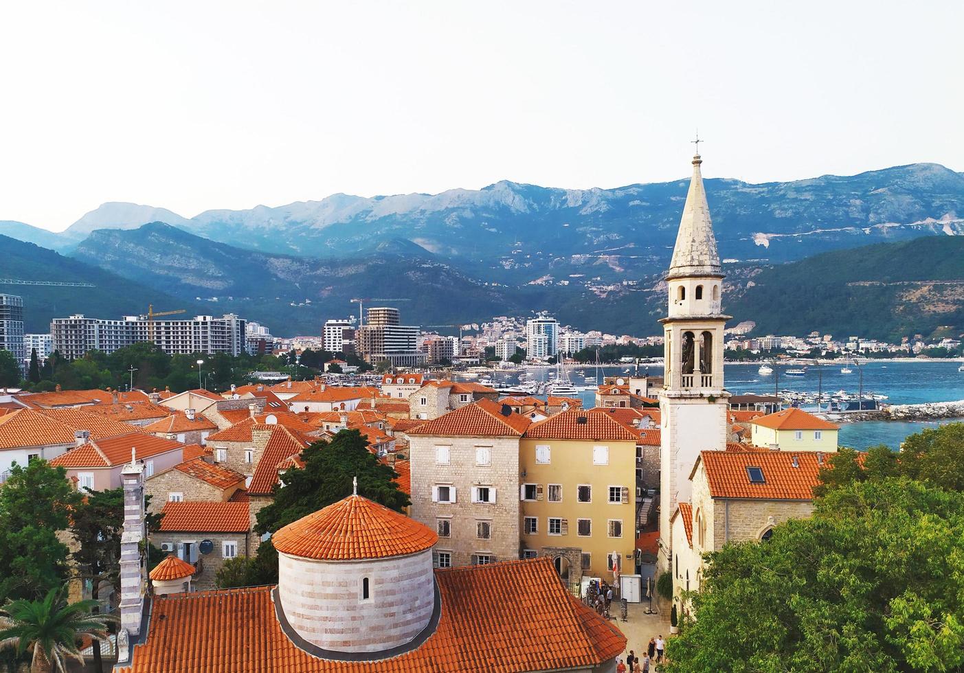mozzafiato panoramico Visualizza di il vecchio cittadina di budva, viaggio nel montenegro foto