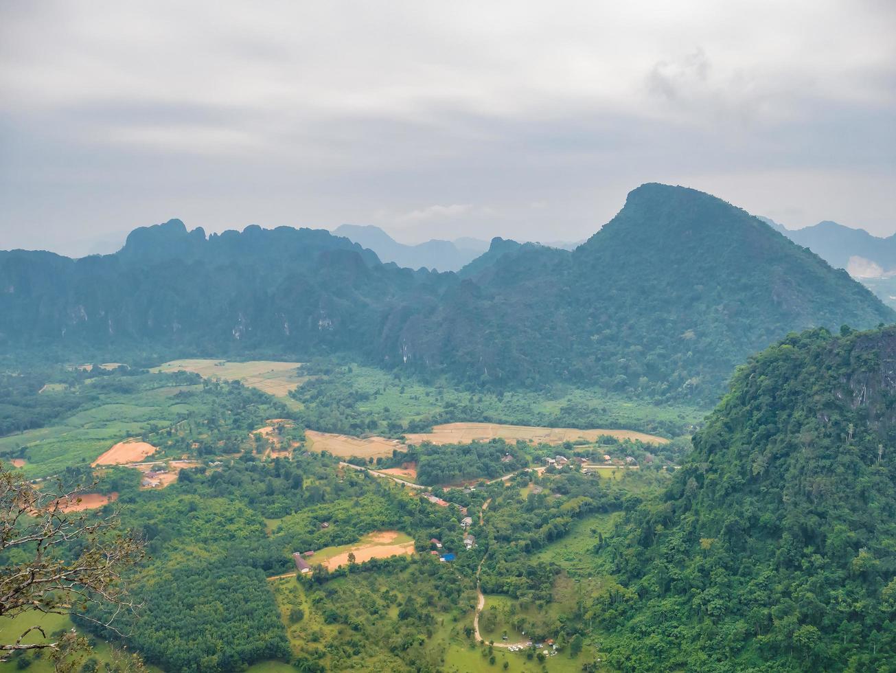 scenario paesaggio Visualizza a partire dal pha ngeun nel vangvieng città laos.vangvieng città il famoso vacanza destinazione cittadina nel lao. foto