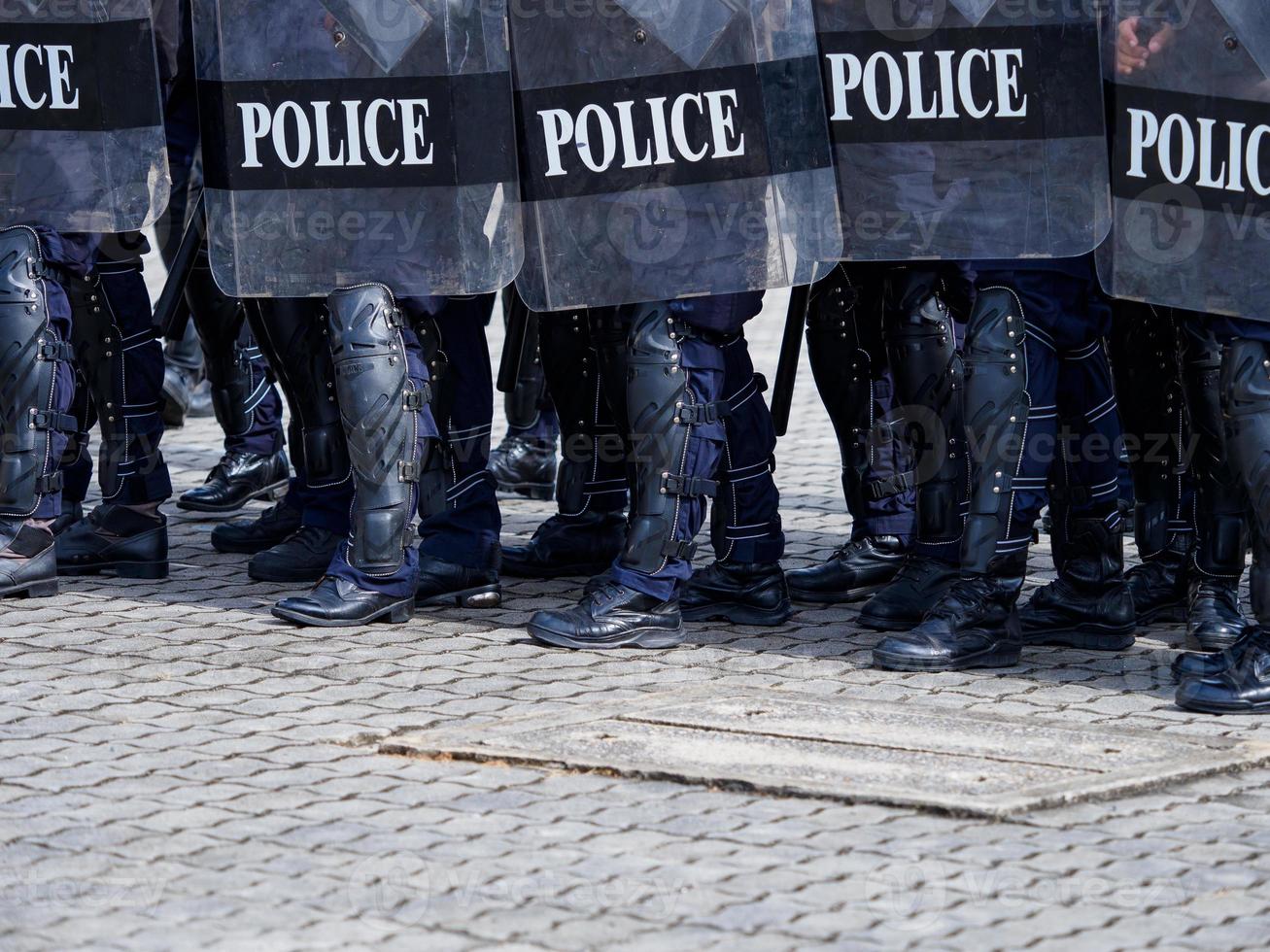 folla controllo polizia pratica utilizzando scudi e bastoni. foto