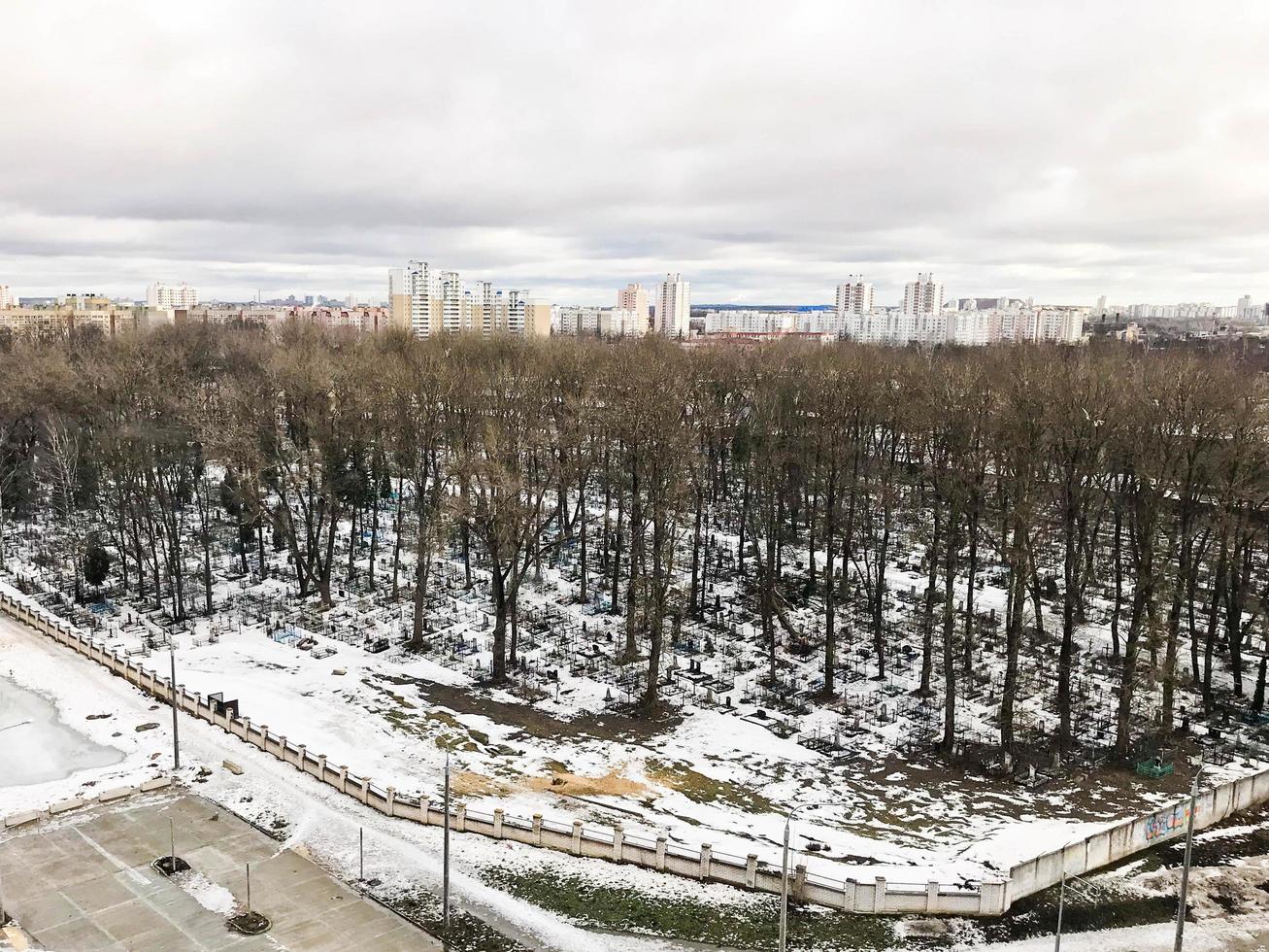 il Visualizza a partire dal il finestra di il vecchio città cimitero nel il parco a partire dal un' altezza con alberi e case nel il inverno. panorama di il città foto