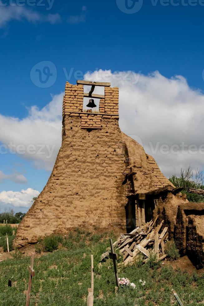 vecchio campanile della cappella di san geronimo a taos pueblo, stati uniti d'america foto