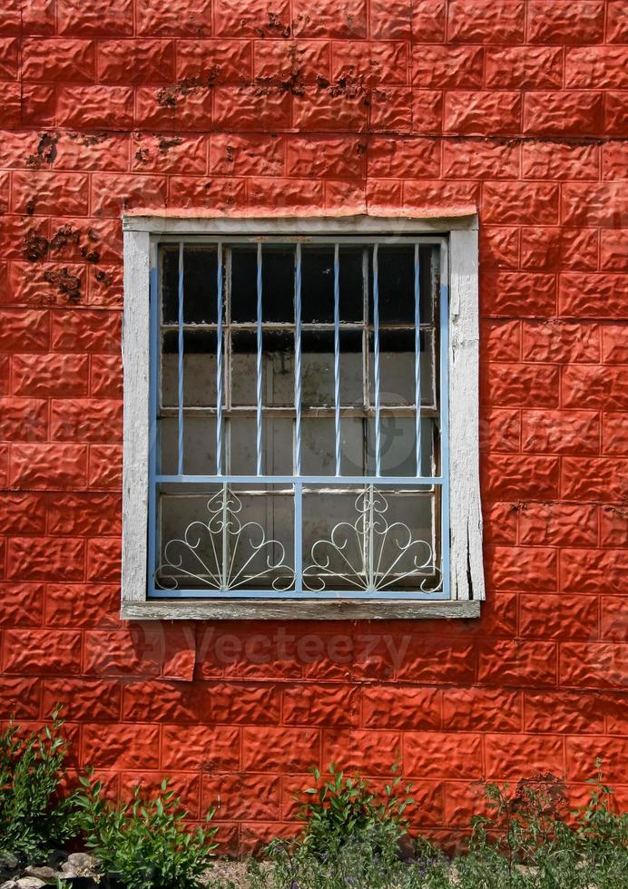 finestra su rosso facciata edificio foto