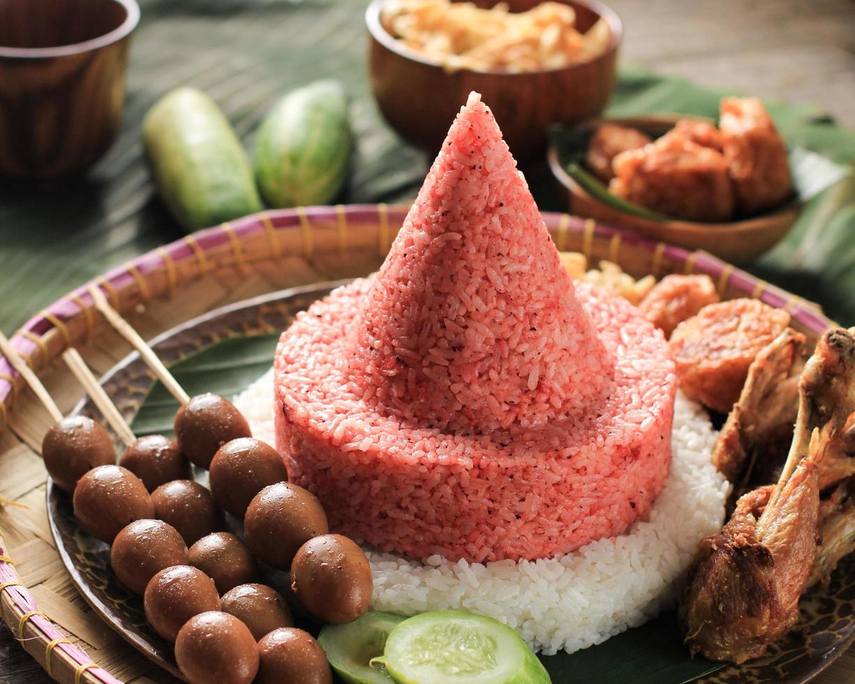 tumpeng merah putih foto