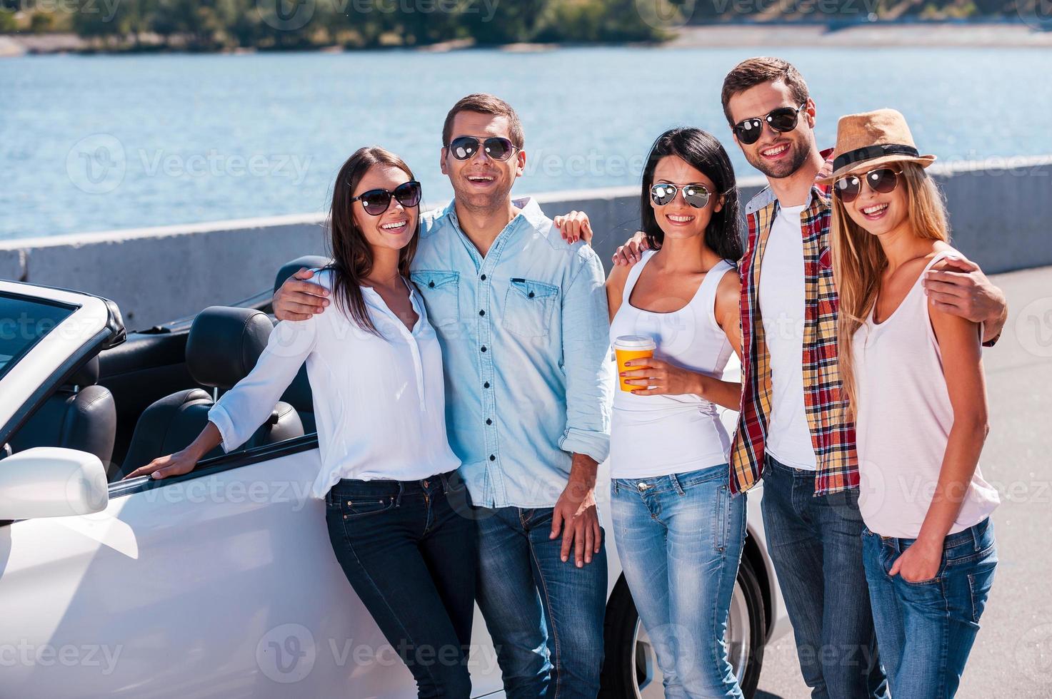 noi amore la spesa tempo insieme gruppo di giovane contento persone bonding per ogni altro e mentre in piedi vicino loro convertibile foto