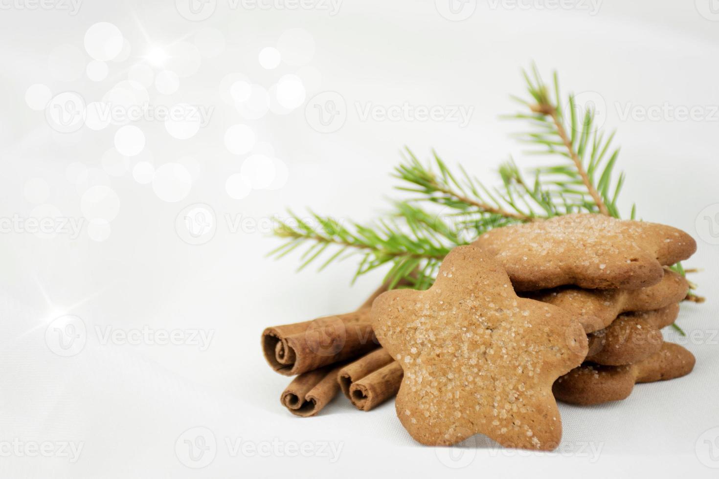 Zenzero biscotti asterisco con zucchero, cannella su un' bianca sfocato sfondo. Natale regalo foto
