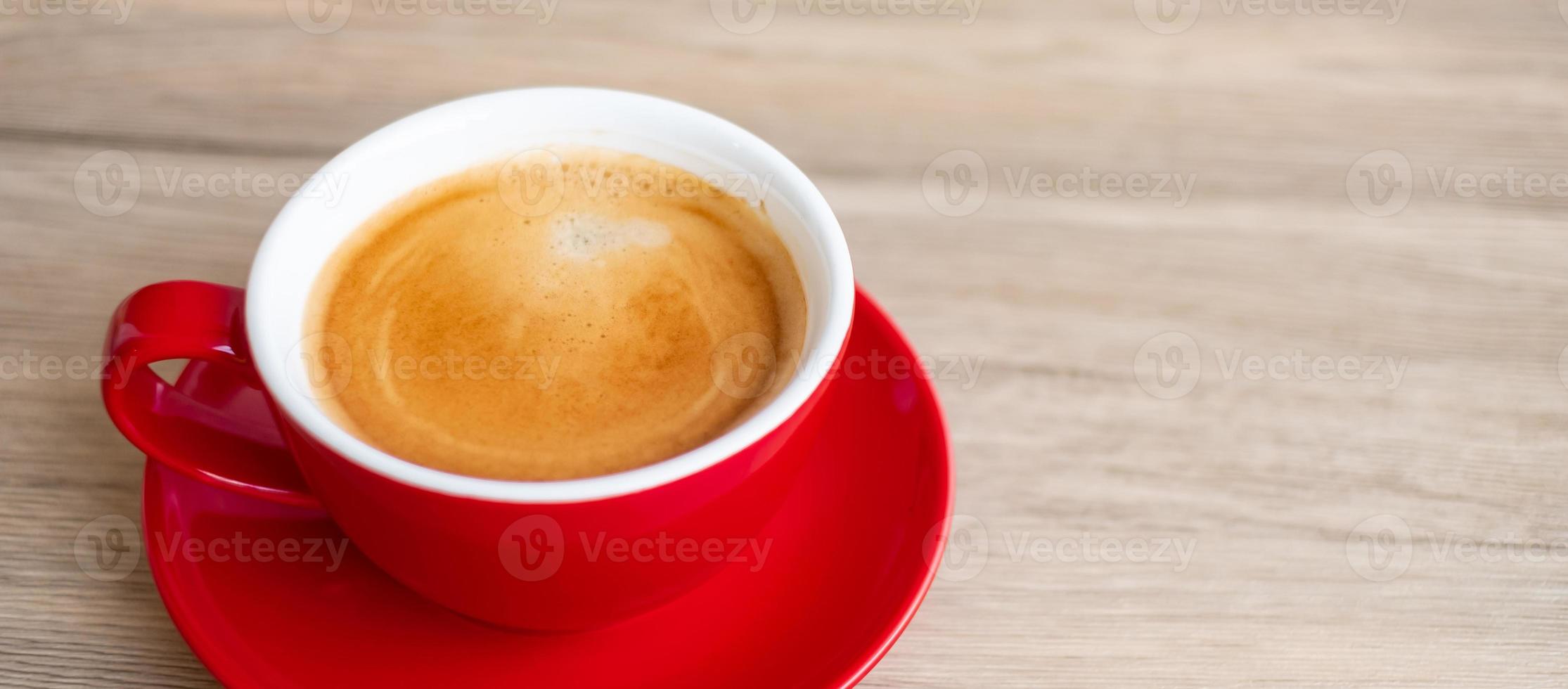 caldo caffè espresso caffè su tavolo, rosso caffè tazza nel bar o casa.top Visualizza con vuoto copia spazio per il tuo testo. foto