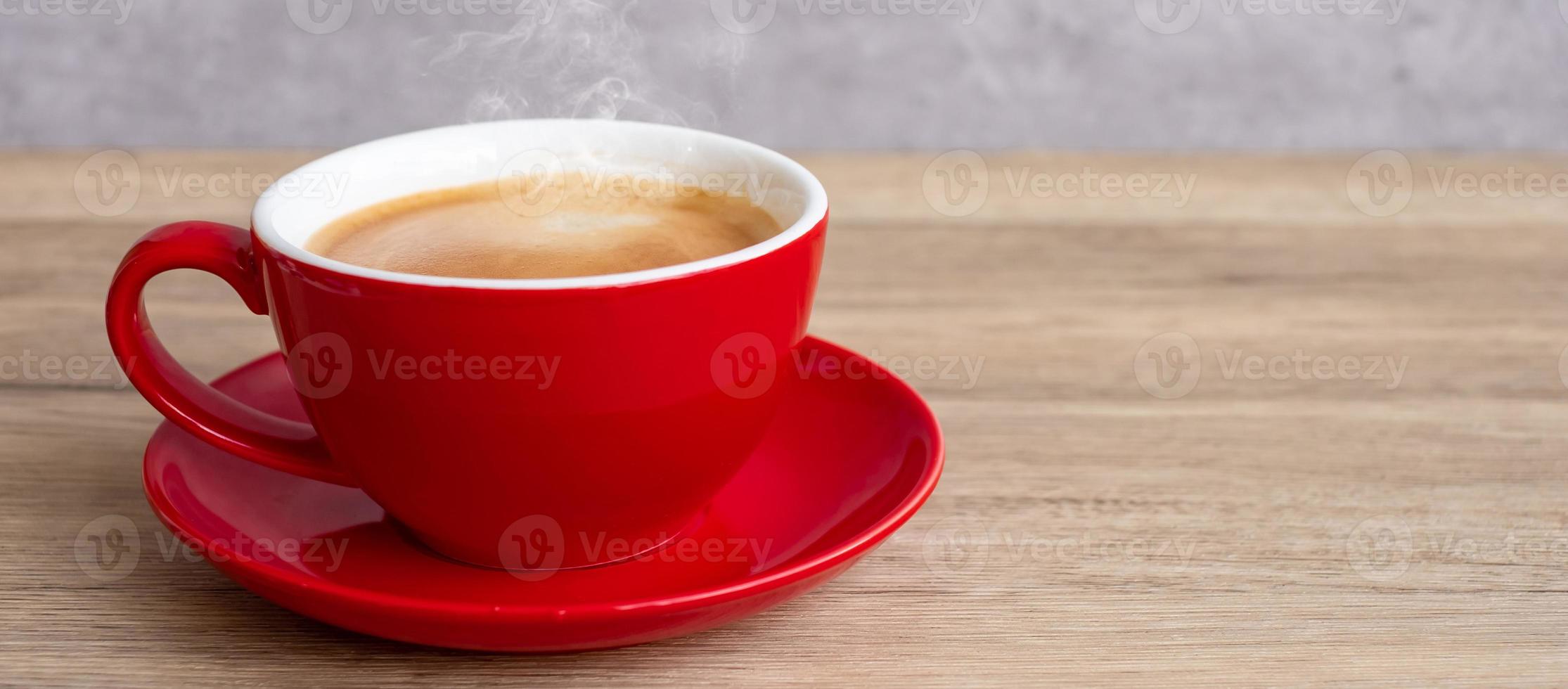 caldo caffè espresso caffè su tavolo, rosso caffè tazza nel bar o casa.top Visualizza con vuoto copia spazio per il tuo testo. foto