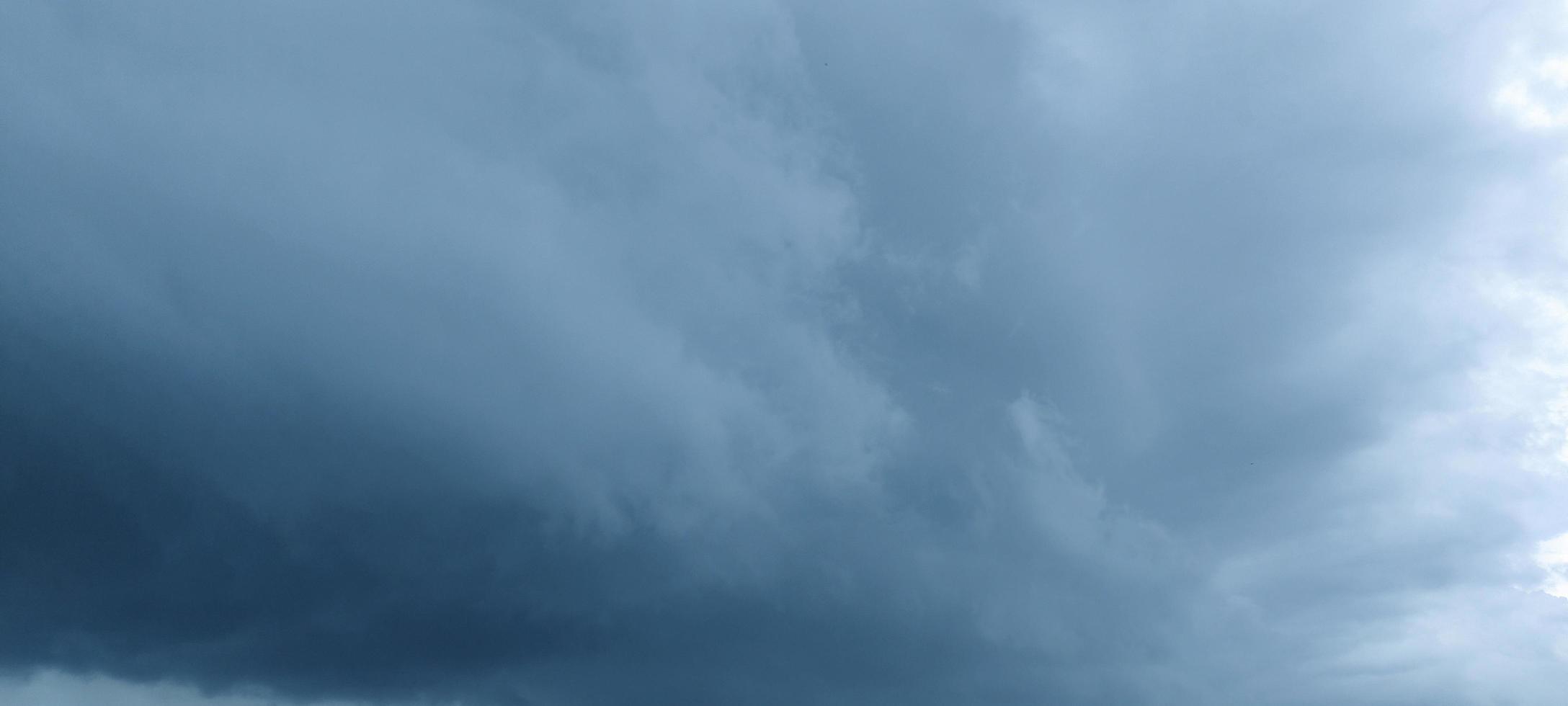 blu colore cielo chiaro Visualizza sfondo con nube dietro a il sole foto