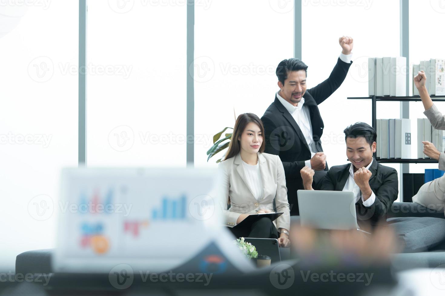 giovane imprenditori nel Asia essere notificato di progetto approvazione risultati presentata per clienti. essi applaudito felicemente come essi ha preso un' rompere per rilassare foto