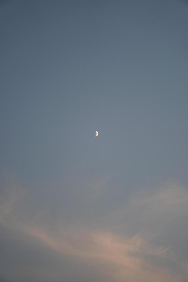 cielo e mezza luna con nuvole rosse foto