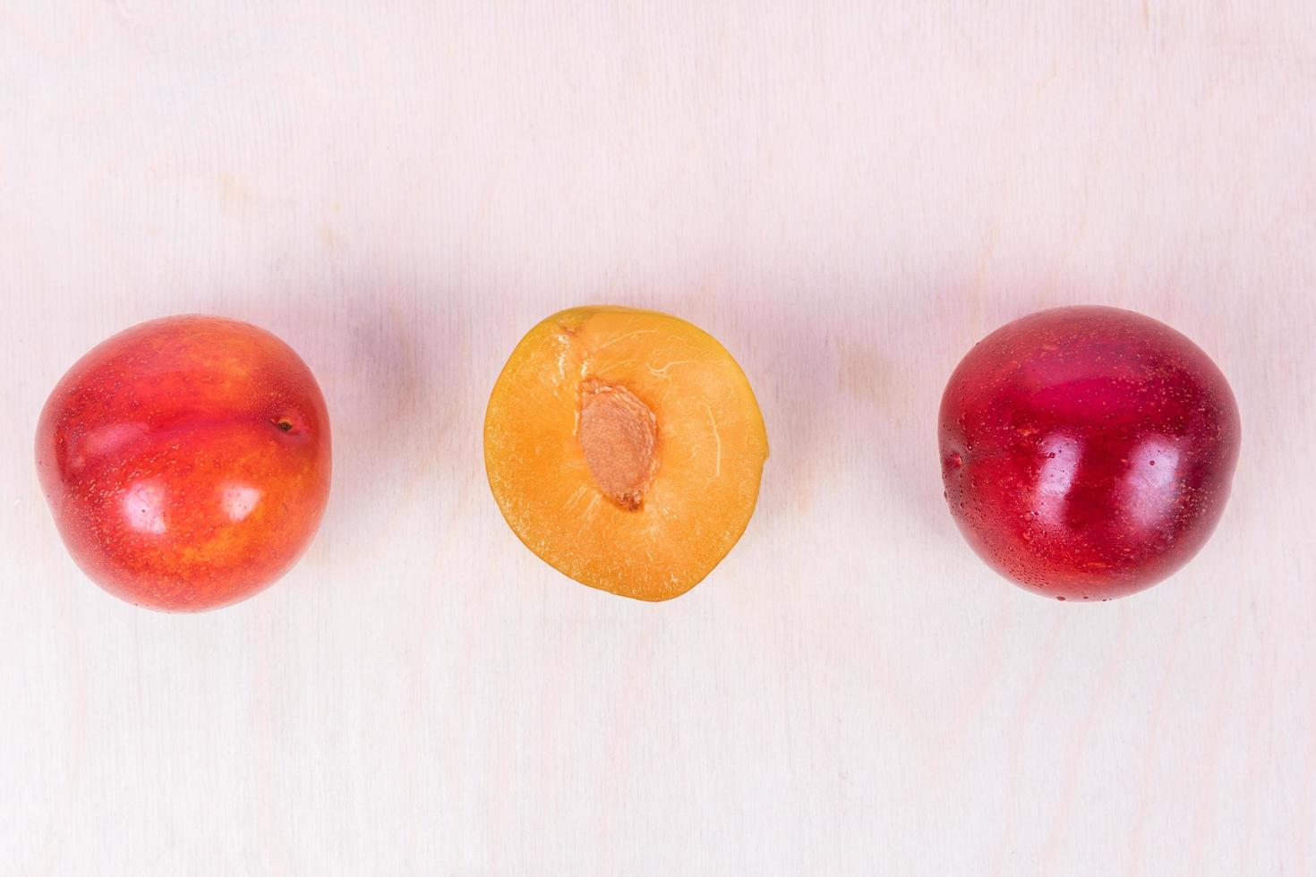 frutti di prugna rossa e gialla foto