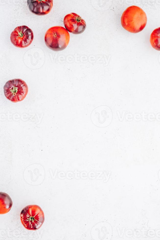 pomodori mar Azul su bianca di legno tavolo sfondo foto