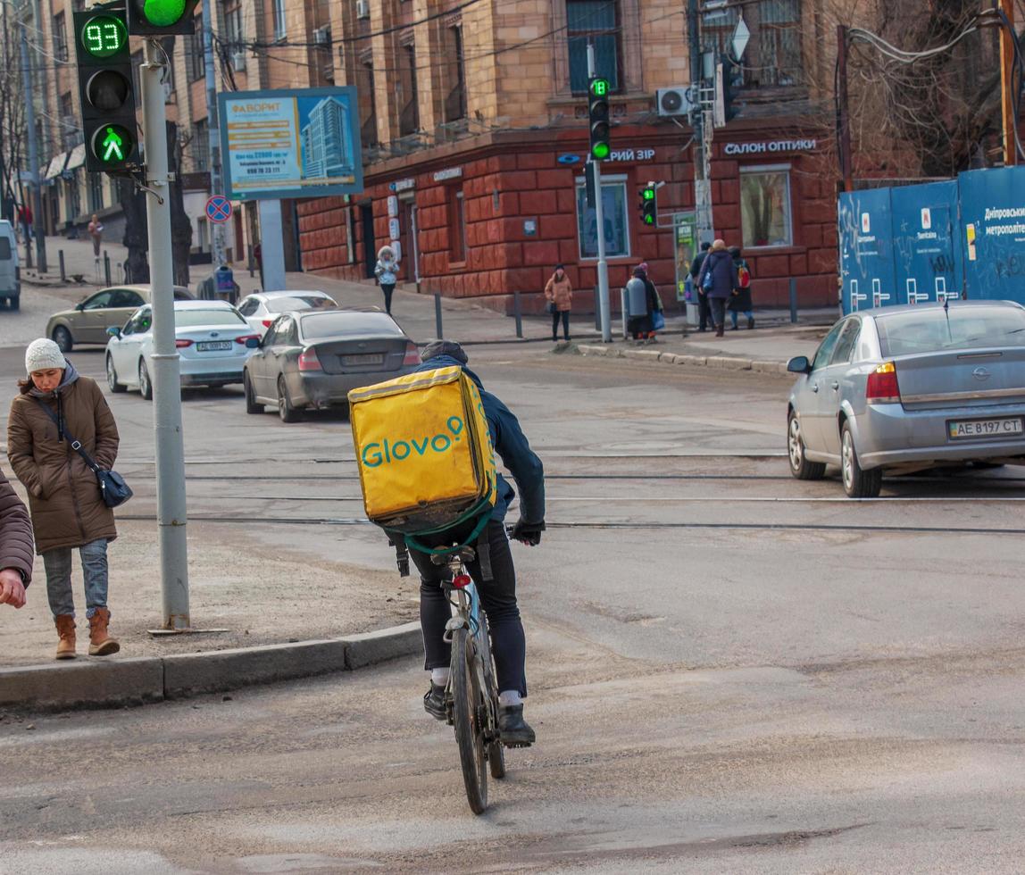 dnepropetrovsk, Ucraina - 02.09.2022 un' consegna servizio Corriere con un' termico Borsa su un' bicicletta cavalcate in giro il città. casa cibo consegna. foto