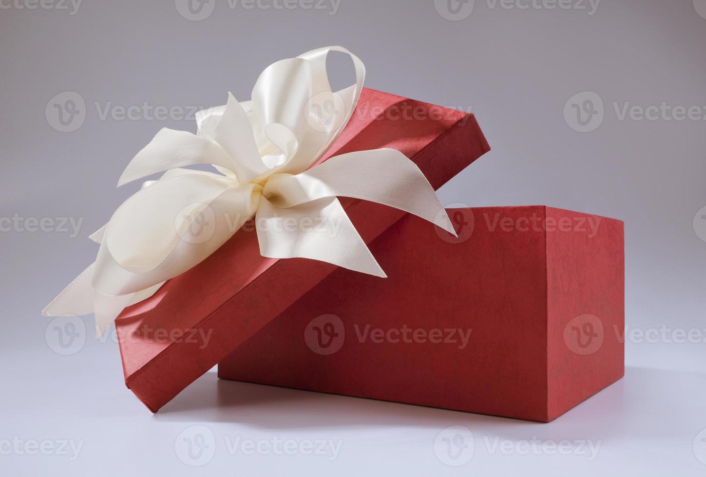 scatola rossa e fiocco bianco foto