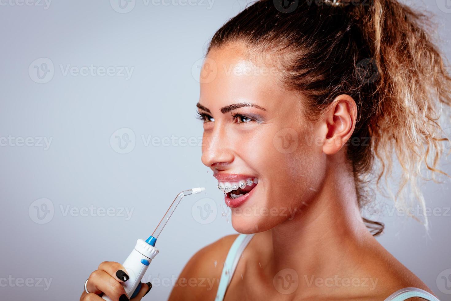 spazzolatura denti con acqua filo interdentale foto