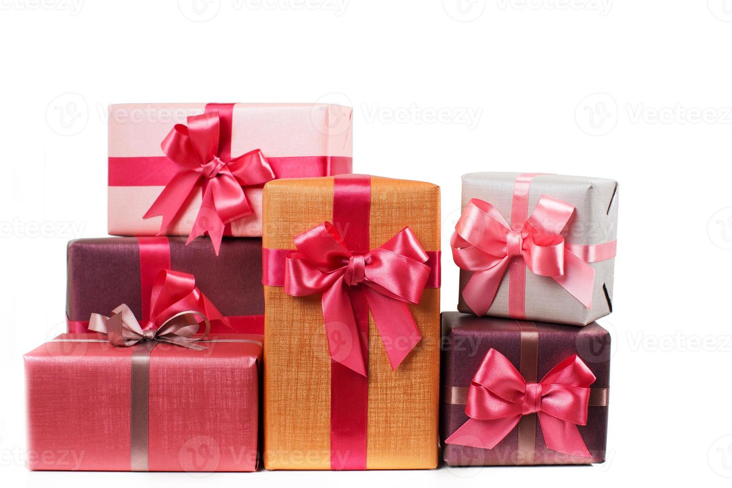 scatole con doni isolati su sfondo bianco foto
