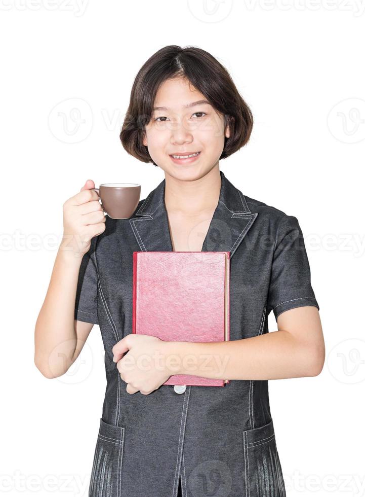 giovane femmina corto capelli hold rosso libro e caffè tazza foto