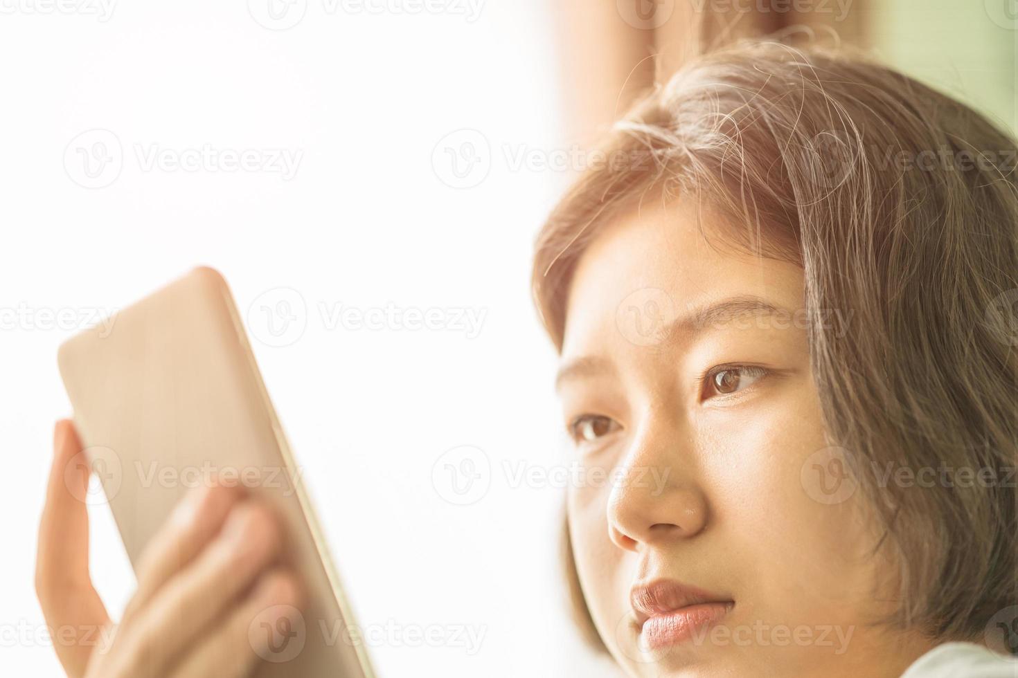 giovane donna ascoltando musica a partire dal mobile Telefono foto