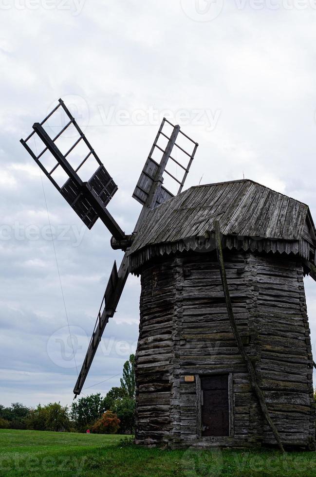 estate paesaggio con un vecchio di legno mulino foto