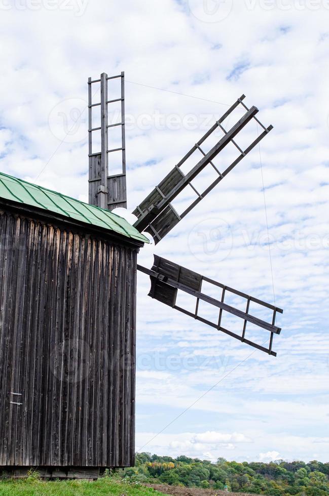 estate paesaggio con un vecchio di legno mulino foto