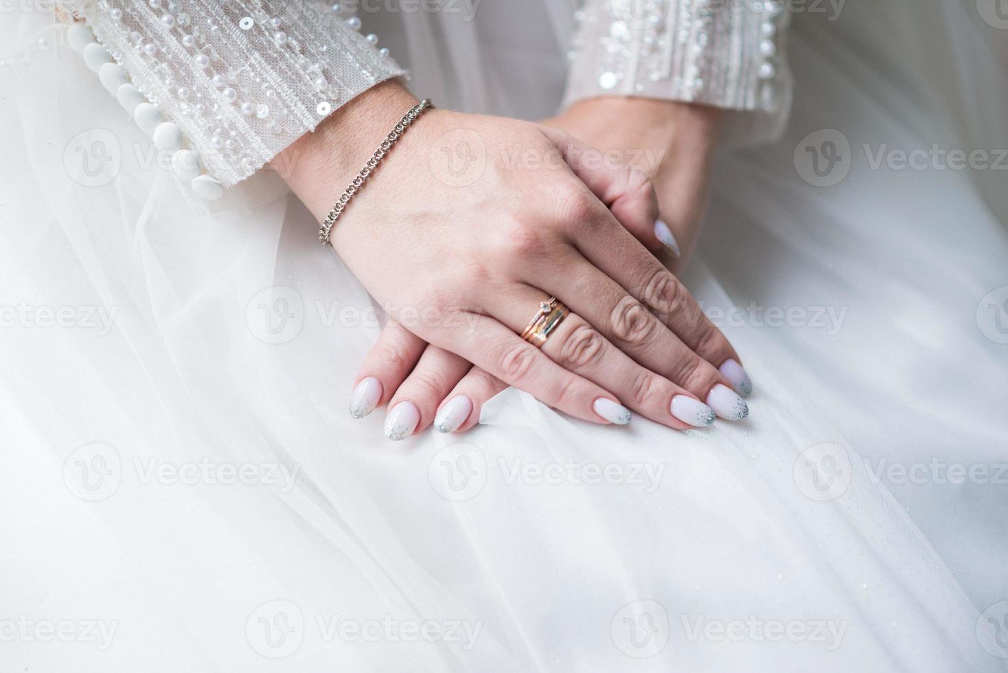 uomo e donna con nozze anello.giovane sposato coppia Tenere mani, foto