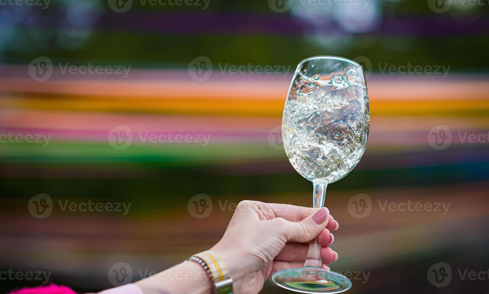 persone tintinnante bicchieri con vino su il estate terrazza di bar o ristorante foto