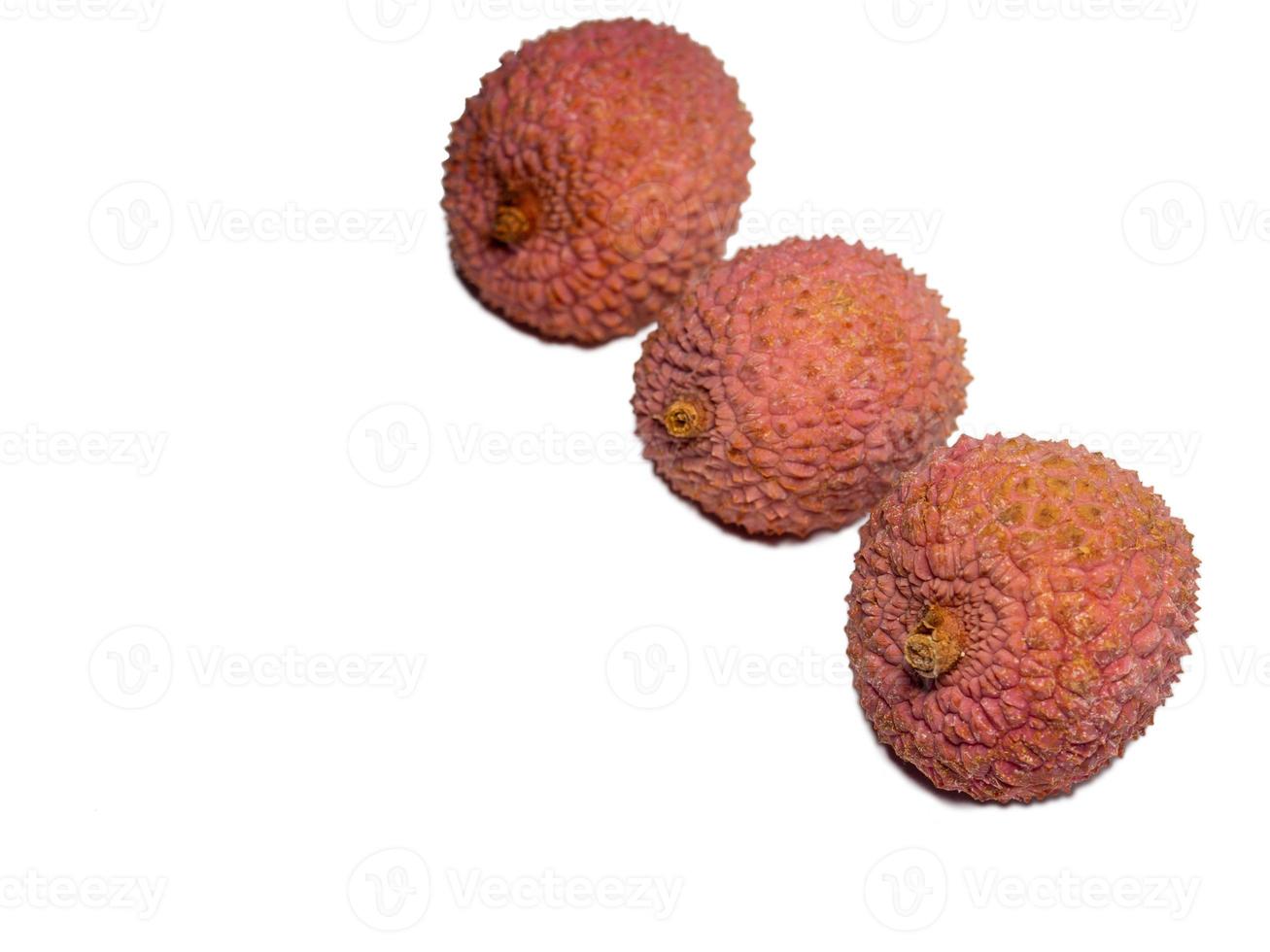 lychee su il tavolo. Cinese prugna su un' bianca sfondo. maturo frutta a partire dal Asia. delizioso Prodotto. foto